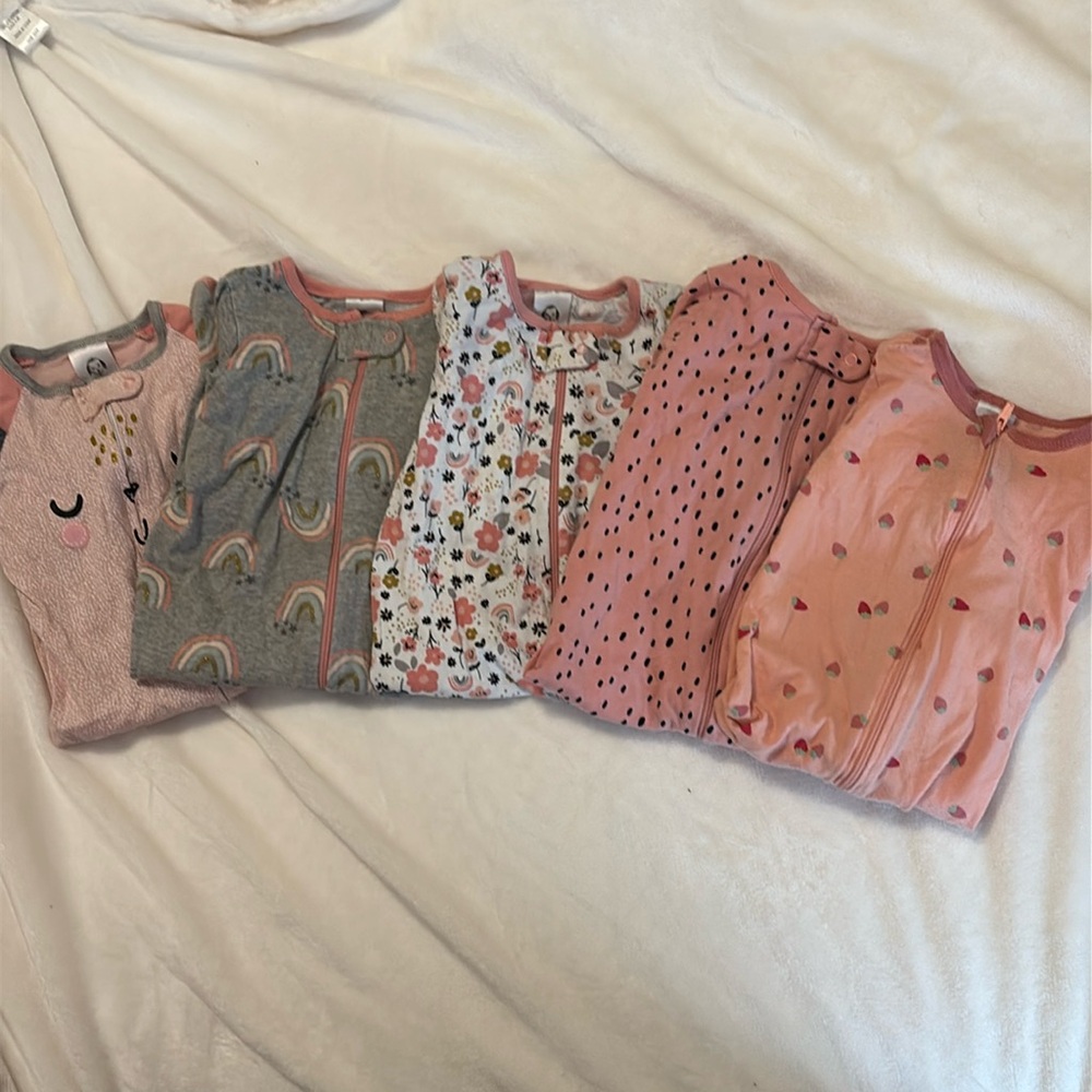 ✨5 Gerber 3-6mo footed sleepers✨